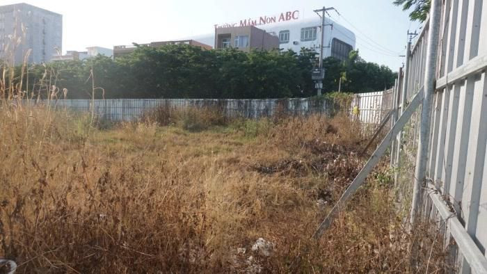 Khu đất được quây kín xung quanh bằng tôn cao. (Ảnh: VietnamFinace).