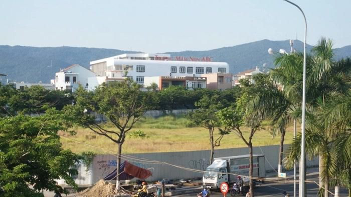 Đứng từ xa đều dễ dàng quan sát thấy khu đất "vàng", nằm nổi bật sát với cầu sông Hàn ở quận Sơn Trà. (Ảnh: VietnamFinace).