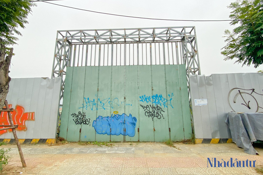 Lô đất "vàng" nhưng bị bỏ hoang 17 năm gây lãng phí nguồn lực đất đai. (Ảnh: Nhà đầu tư).