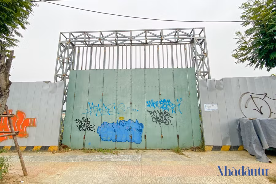 Lô đất "vàng" nhưng bị bỏ hoang 17 năm gây lãng phí nguồn lực đất đai. (Ảnh: Nhà đầu tư).