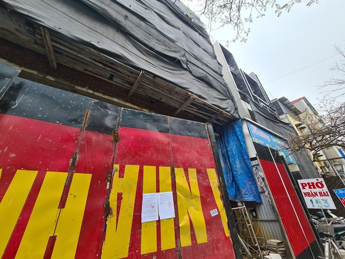 Phuong Doi Can: Cong trinh gay lun nut nha dan, ben ngoai dinh chi... trong van lam thi cong?