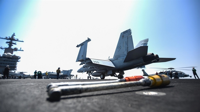 Nâng cấp và trang bị hệ thống tác chiến điện tử tích hợp (IDECM). Trang bị động cơ General Electric F-414-400 có công suất mạnh nhưng tiết kiệm nhiên liệu hơn.