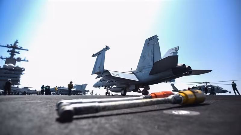 Nâng cấp và trang bị hệ thống tác chiến điện tử tích hợp (IDECM). Trang bị động cơ General Electric F-414-400 có công suất mạnh nhưng tiết kiệm nhiên liệu hơn.