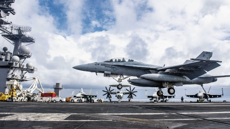 Theo Defence-blog, Hải quân Mỹ vừa đưa vào biên chế phi đội tiêm kích trên hạm F/A-18F Super Hornet đầu tiên trong số 300 chiếc sẽ được nâng cấp lên tiêu chuẩn Super Hornet SLM, còn gọi là block 3.