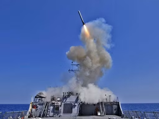 Nói về Tomahawk sau nâng cấp, Giám đốc phụ trách tên lửa Tomahawk của Raytheon, Chris Daily cho biết, năm 2020 hãng sẽ sản xuất tên lửa Block V với các tính năng dẫn đường và liên lạc được nâng cấp mới.