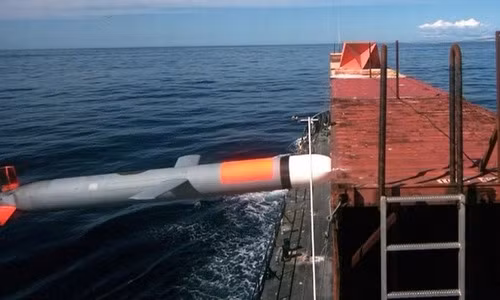 Ông McGrath nhấn mạnh: "Không có con tàu nào trong kho của chúng tôi có thể vô hiệu hóa tàu khác bằng vũ khí sẵn có ngoài phạm vi 70 dặm (tầm bắn của tên lửa Harpoon) và không có lớp tàu mới nào phóng được tên lửa Harpoon được bổ sung kể từ năm 1999".