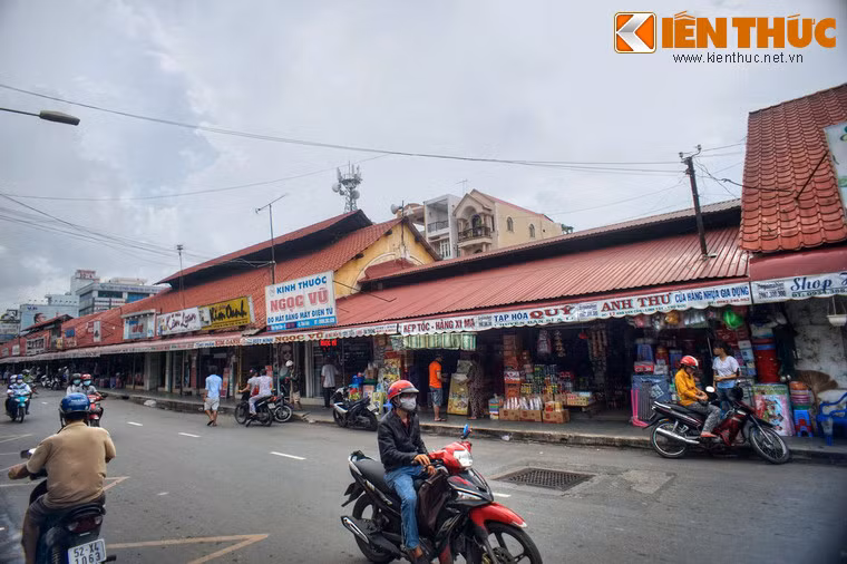 Chợ có bề rộng khá hẹp, bù lại là chiều dài "khủng".