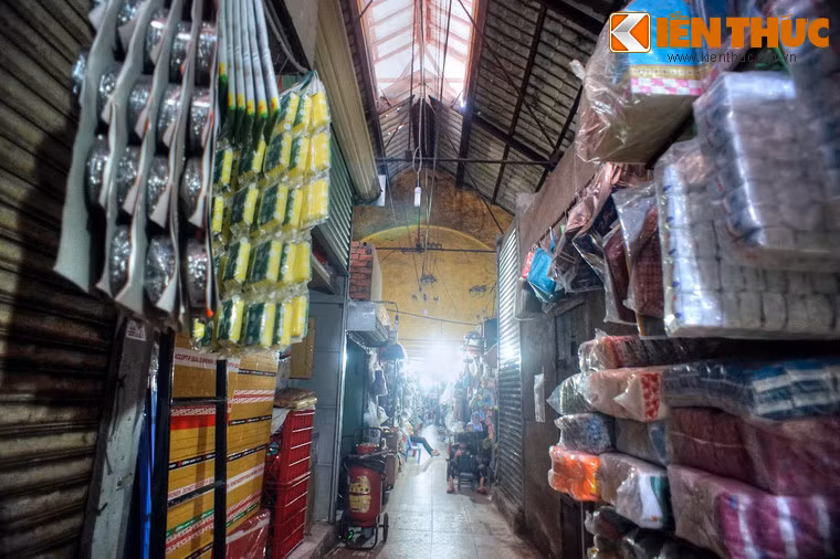 Quang cảnh bên trong một dãy nhà của chợ Thủ Đức.