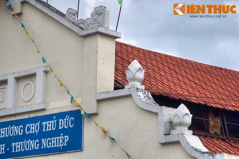 Hình tượng búp sen trên gờ mái thể hiện ảnh hưởng văn hóa Phật giáo.