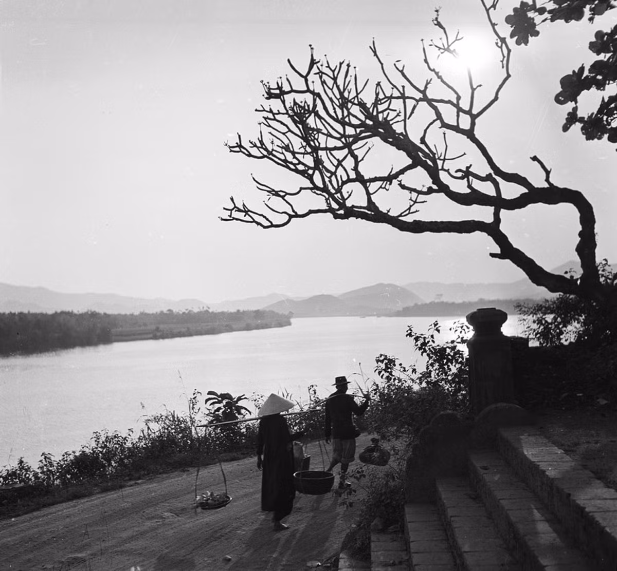 Sông Hương nhìn từ thềm chùa Thiên Mụ.