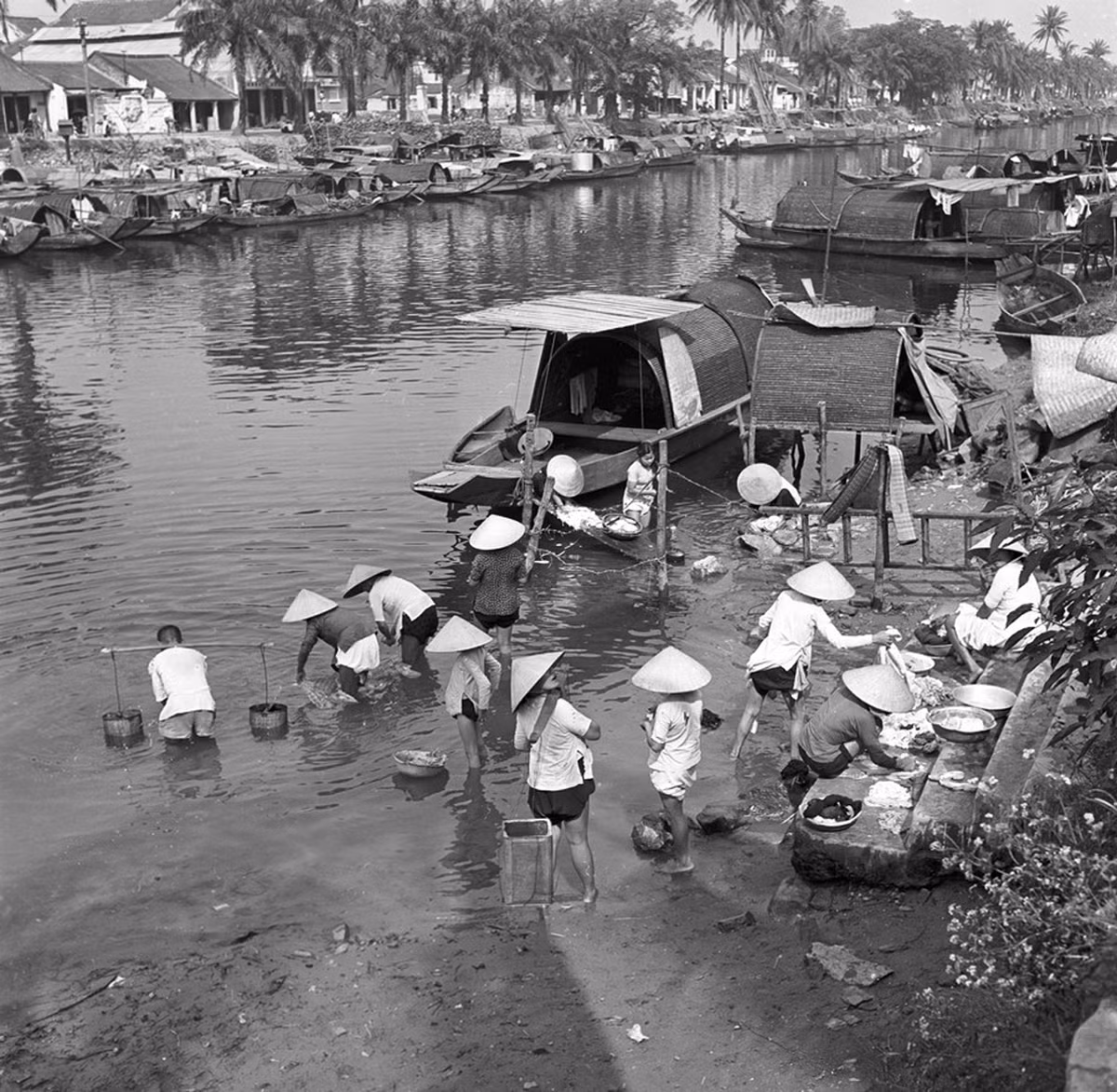 Xóm vạn chài ở Huế.