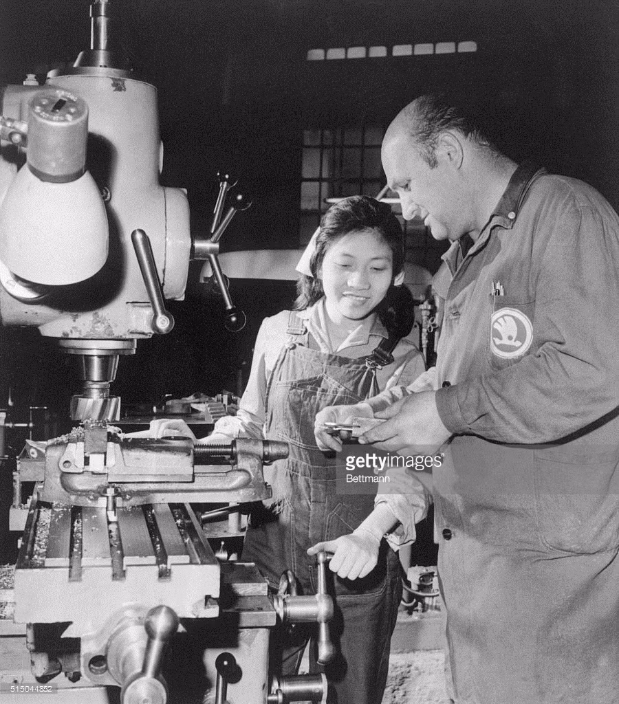 Chuyên gia Tiệp Khắc hưỡng dẫn kỹ thuật cho nữ công nhân Việt Nam tại một trường cơ khí ở Hải Phòng năm 1971. 54 nam nữ thanh niên được chuyên gia Đông Âu đào tạo ở đây trong khóa học 3 năm. Ảnh: Bettman - GettyImages.