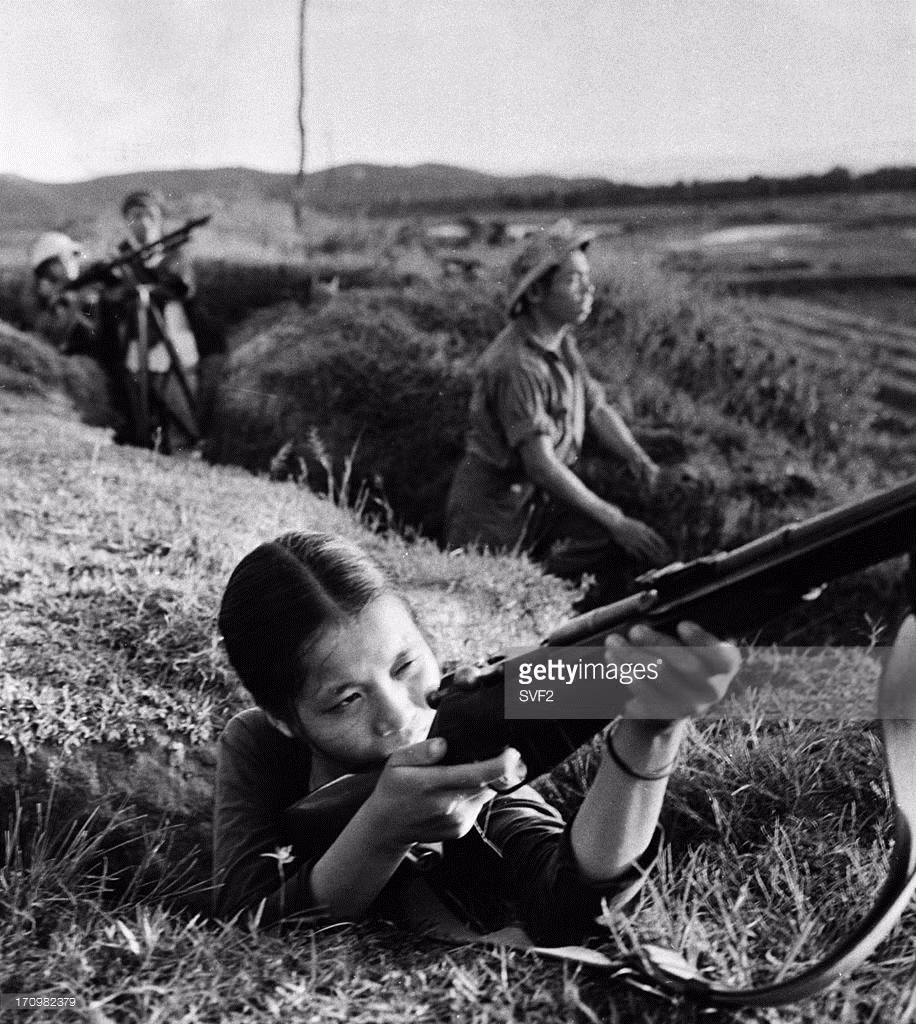 Cô Đào Hồng Liên, 18 tuổi, là một nữ công nhân ở thành phố Vinh năm 1965. Là một thành viên của đội tự vệ nhà máy, cô sẵn sàng chiến đấu khi có mệnh lệnh. Ảnh: SVF2 - GettyImages.