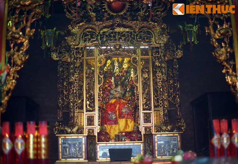 Khám thờ Bổn Đầu Công (tức Ông Bổn, vị thần bảo vệ đất đai và con người) chiếm vị trí trung tâm gian chính điện hội quán, có niên đại 1894. Ngoài ra hội quán Nhị Phủ còn thờ Ngọc Hoàng Thượng đế, Quảng Trạch Tôn Vương, Quảng Đại Tôn Vương, Thái Tuế, Quan Công, Quan Thế Âm bồ tát, Chúa Sanh nương nương, Hoa Phấn phu nhân, cùng rất nhiều vị thần khác theo tín ngưỡng của người Hoa.