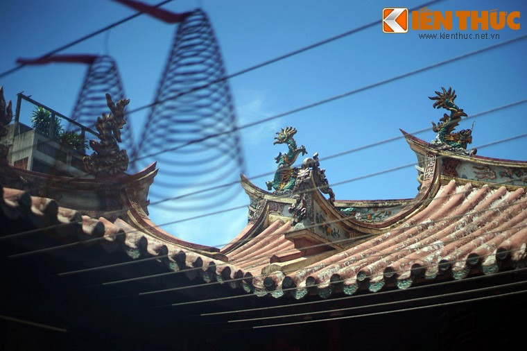 Hội quán được xây năm 1730 và đã trải qua nhiều lần trùng tu lớn nhưng vẫn giữ được những đường nét kiến trúc cổ kính. Ngày nay công trình có kiến trúc tổng thể theo hình chữ "khẩu", gồm bốn dãy nhà dài, vuông góc nhau, khoảng trống ở giữa tạo nên sân thiên tỉnh. Mỗi dãy nhà đều có một lớp mái, riêng tiền điện có hai tầng mái. Tất cả mái đều lợp ngói ống, diềm mái là hàng ngói men xanh, trang trí sinh động.