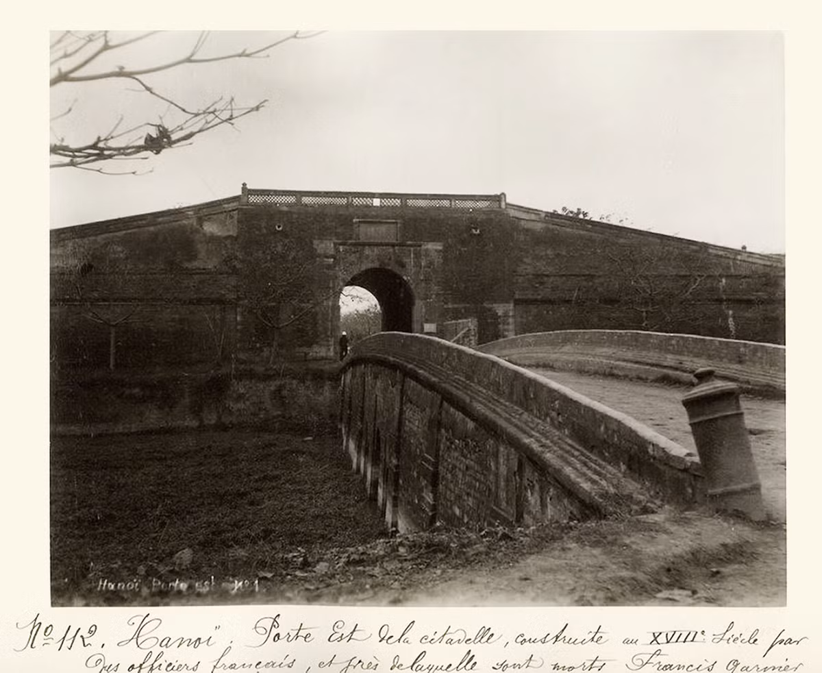 Cửa Đông thành Hà Nội thập niên 1890.