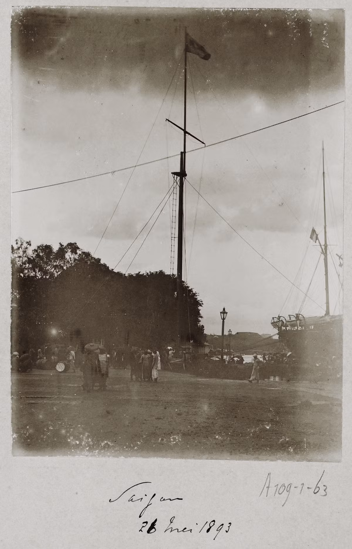 Cột cờ Thủ Ngữ ở bên sông Sài Gòn năm 1893.