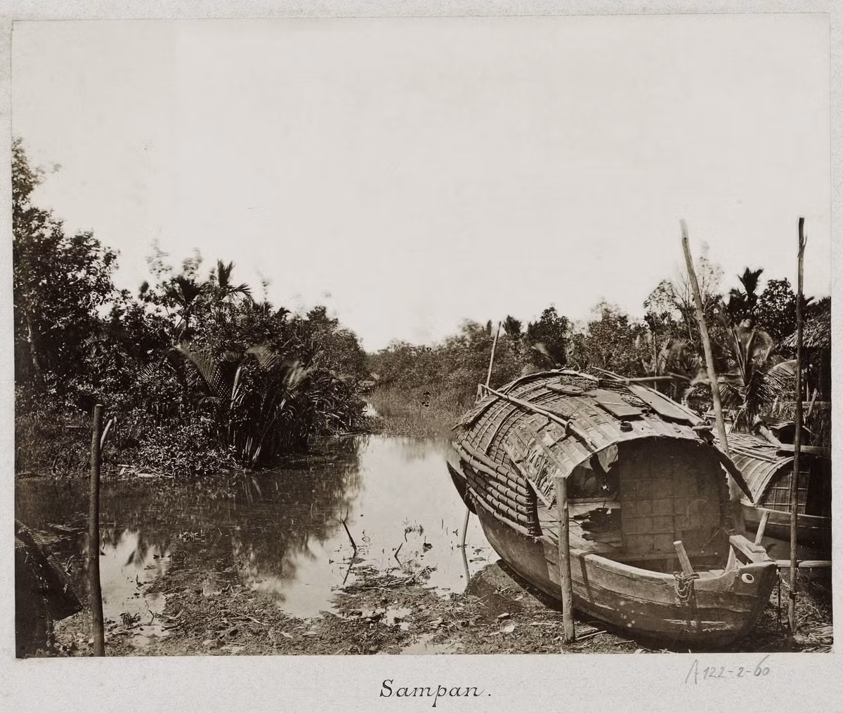 Những con thuyền tam bản bên một dòng kênh.