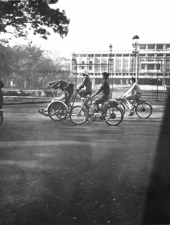 Đường Công Lý (Nam Kỳ Khởi Nghĩa), trước Dinh Độc Lập.