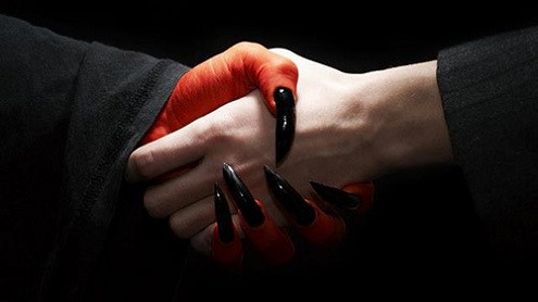 Quỷ dử là tên gọi chung cho rất nhiều loài ma quỷ độc ác chuyên hãm hại con người. Trong dịp Halloween, chúng được thể hiện dưới vô số các hình thức khác nhau.