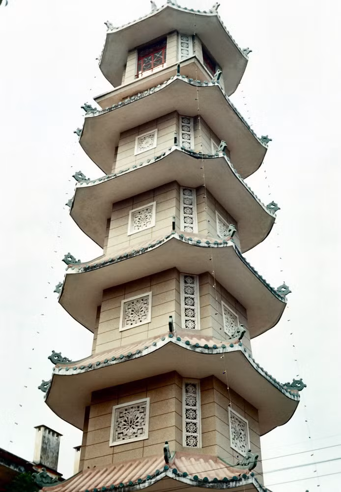 Tháp chùa Xá Lợi.