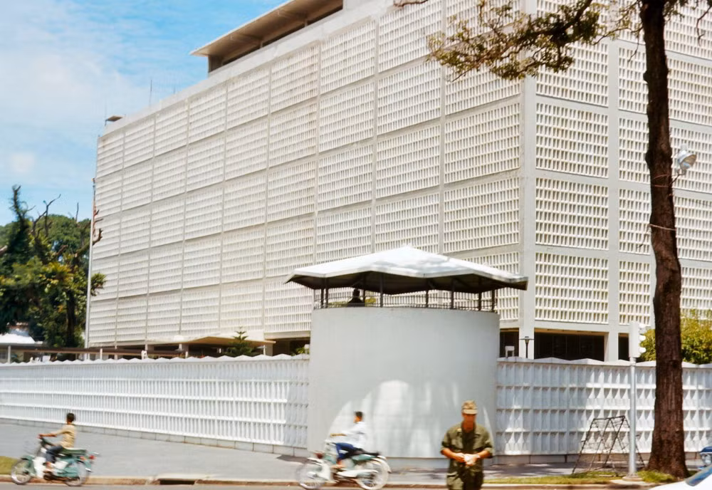 Tòa Đại sứ Mỹ trên đại lộ Thống Nhất.