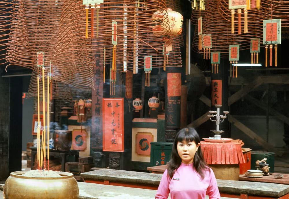 Trong chùa Bà Thiên Hậu.