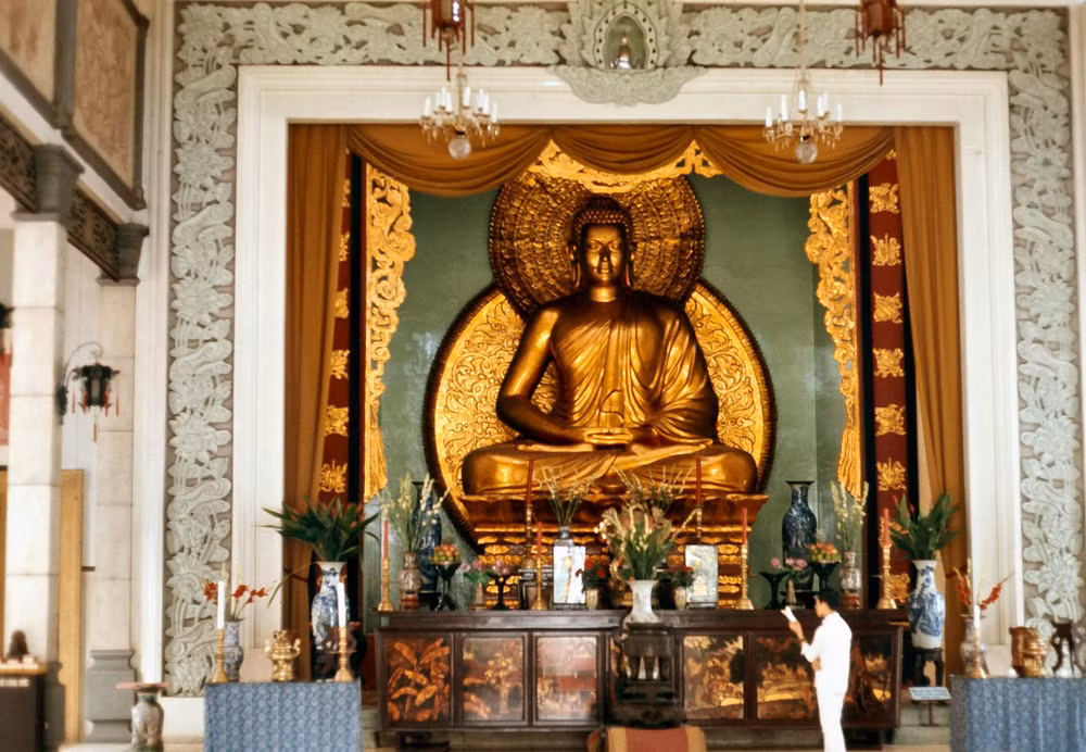 Tượng Phật chùa Xá Lợi.