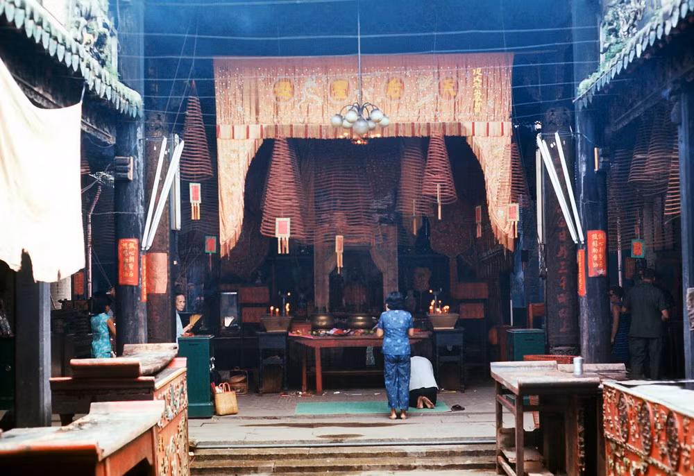 Trong chùa Bà Thiên Hậu.