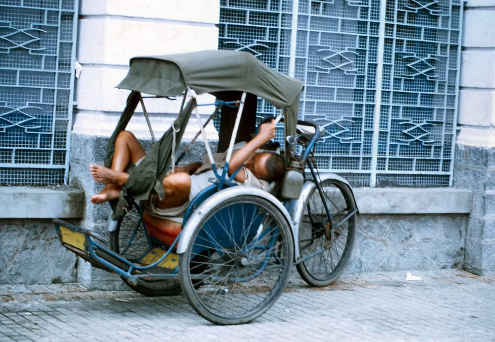 Giấc ngủ của người lái xích lô Sài Gòn trên đường Hàm Nghi.