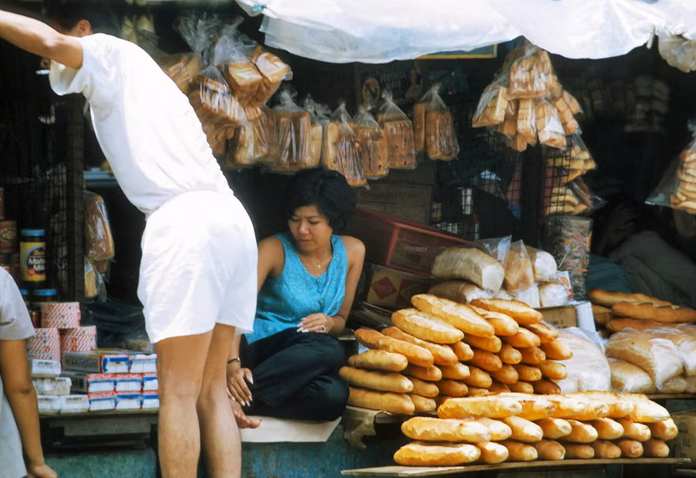 Quầy thực phẩm - tạp hóa ở Chợ Cũ.