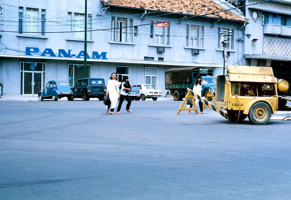 Đường Nguyễn Huệ cạnh góc Phạm Đình Hổ (Ngô Đức Kế).