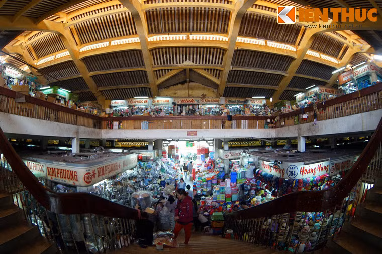 Sau ngày giải phóng, chính quyền mới tiếp nhận quản lý, sắp xếp cho nhân dân tiếp tục mua bán phục vụ hàng hoá cho cả nước và các nước bạn Lào, Campuchia, Trung Quốc và đổi tên chợ là chợ Bình Tây cho đến ngày nay.