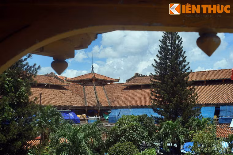 Giữa chợ có khoảng sân trời rộng rãi, nhiều cây xanh.