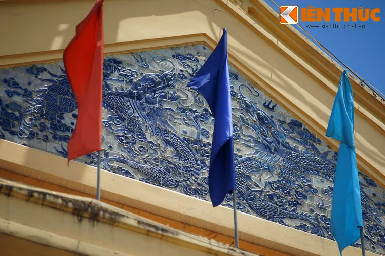 Mặt trước cổng có bức phù điêu khảm sành màu xanh hình “lưỡng long chầu châu”.