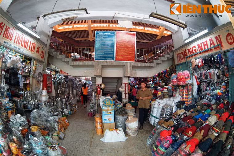 Sau 9 thập niên tồn tại, chợ Bình Tây vẫn là một trong những ngôi chợ lớn của thành phố với khoảng 2.400 quầy sạp được bố trí theo từng khu vực kinh doanh nhằm phát huy thế mạnh của từng ngành hàng.