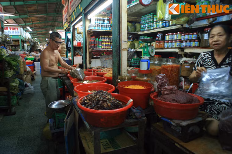 Bà con người Hoa vẫn tập trung về chợ làm ăn mua bán mà đa số là người Hoa sinh sống tại các quận 5, quận 6 và quận 11. Tiểu thương người Hoa hiện chiếm tỷ lệ 25% số lượng hộ kinh doanh tại chợ Bình Tây.