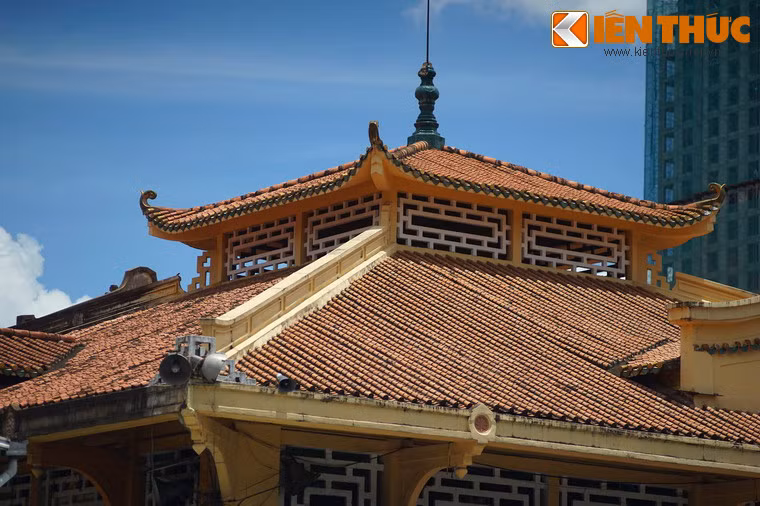 Bốn góc chợ có 4 chòi nhỏ, góc mái uốn lượn theo kiểu chùa chiền phương Đông.