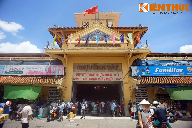 Hay tin, thương nhân người Hoa là ông Quách Đàm (1863 – 1927) bỏ tiền ra mua mảnh đất sình lầy rộng trên 25.000m2 ở thôn Bình Tây và cho san lấp bằng phẳng, xây dựng chợ mới bằng bê tông cốt thép tặng nhà cầm quyền. Đổi lại, ông xin xây dựng mấy dãy phố lầu xung quanh chợ và dựng tượng ông ở chính giữa chợ sau khi ông qua đời.