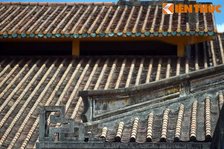 Toàn bộ mái chợ lợp bằng ngói âm dương theo kiểu chồng lớp để tạo sự thông thoáng.