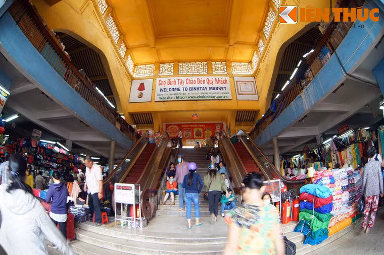 Ngay sau khi được đưa vào hoạt động, với lợi thế về giao thông thuỷ bộ cũng như tay nghề kinh doanh của bà con tiểu thương người Việt và người Hoa, Chợ Lớn Mới nhanh chóng trở thành khu kinh doanh sầm uất, giữ tính chất đầu mối bán buôn khắp Nam kỳ lục tỉnh, trong nước và các nước láng giềng.