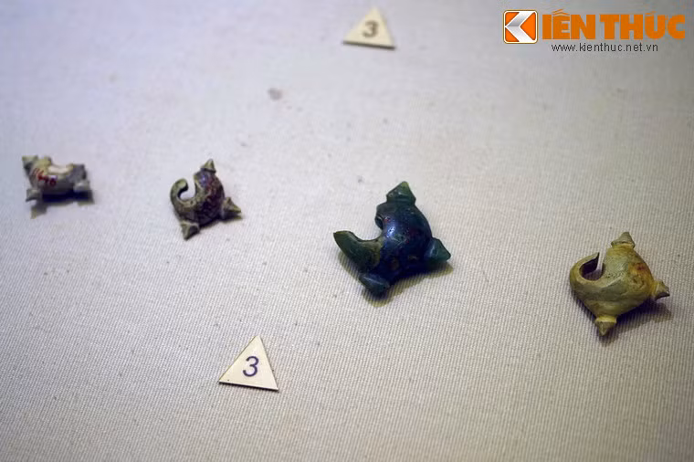 Một dạng trang sức nổi bật khác của ng­ười Sa Huỳnh là khuyên tai ba mấu dành cho phụ nữ và khuyên tai hai đầu thú của nam giới.