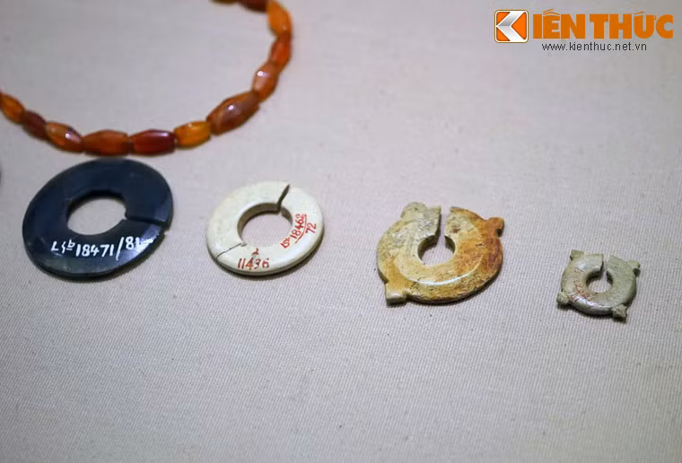 Sự độc đáo về kiểu dáng và đa dạng về chất liệu của các món đồ trang sức cho thấy trình độ kỹ thuật cao cùng sự tinh tế trong gu thẩm mĩ của các cư dân nền văn hóa Sa Huỳnh.