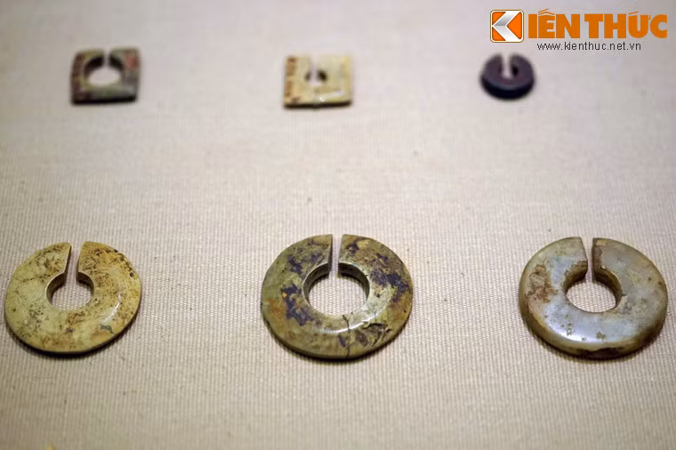 Vật liệu phổ biến nhất được người Sa Huỳnh sử dụng để chế tác đồ trang sức là đá và mã não với rất nhiều chủng loại, như vòng tay, khuyên tai, vòng cổ, nhẫn...