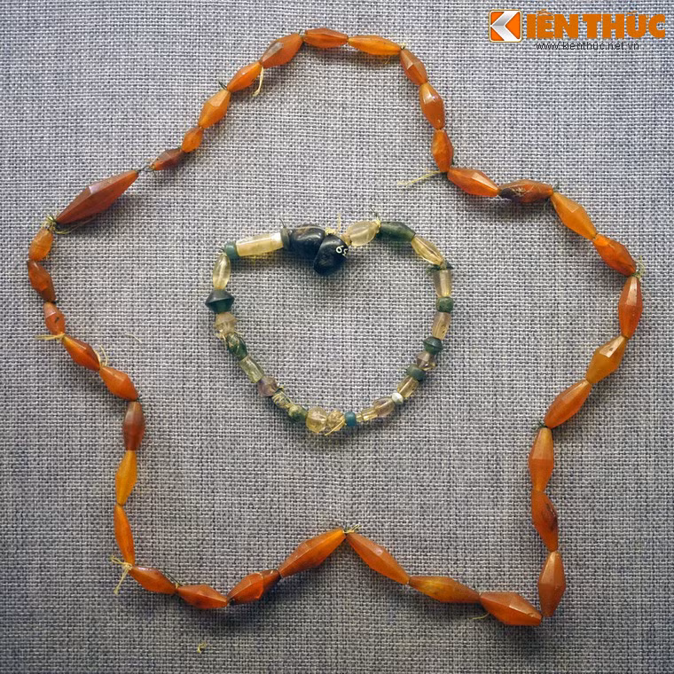 Các cư dân Sa Huỳnh đã dùng cát trắng để nấu thủy tinh làm bát lọ và đặc biệt những chuỗi hạt trang sức bằng thủy tinh.