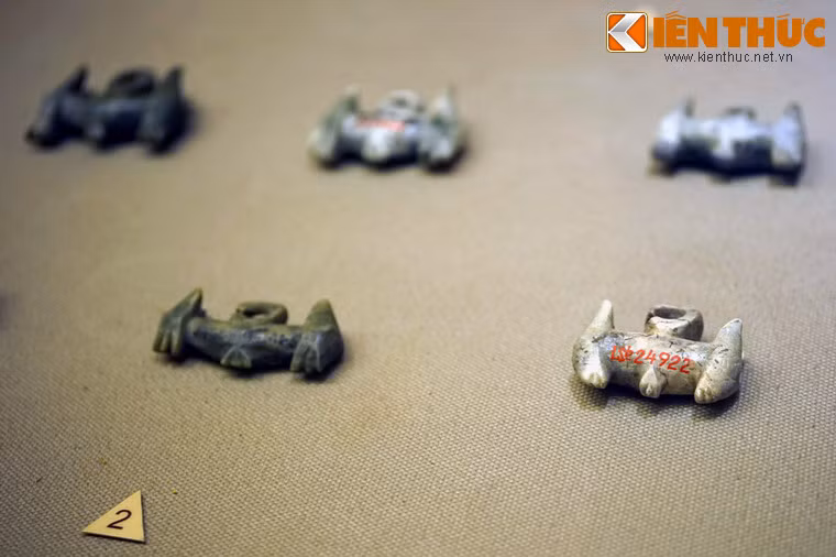 Nếu khuyên tai ba mấu dịu dàng, tinh tế và khá duyên dáng thì khuyên tai hai đầu thú lại thể hiện chất dũng mãnh, kiêu hãnh và cư­ờng tráng của nam giới.