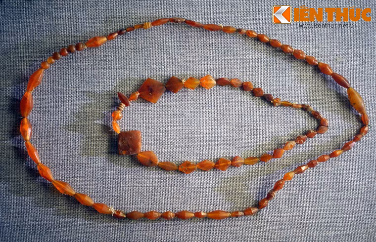 Đặc biệt, người Sa Huỳnh đã biết làm đồ trang sức bằng thủy tinh. Vật liệu này có thể coi là một thành tựu rực rỡ của văn hóa Sa Huỳnh.