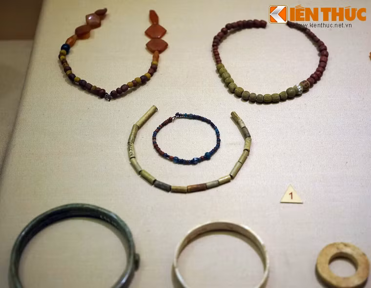 Khi khai quật các khu mộ táng của văn hóa Sa Huỳnh, các nhà khảo cổ đã tìm thấy hàng nghìn món đồ trang sức độc đáo.