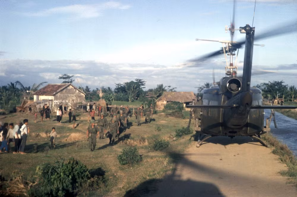 Binh sĩ Mỹ thuộc Đại đội trực thăng tấn công số 48 cùng lính Bạch Mã Hàn Quốc kiểm tra một ngôi làng ở Phú Yên.