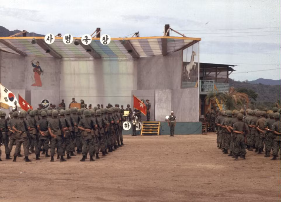 Lính Bạch Mã nghe chỉ huy phát biểu.